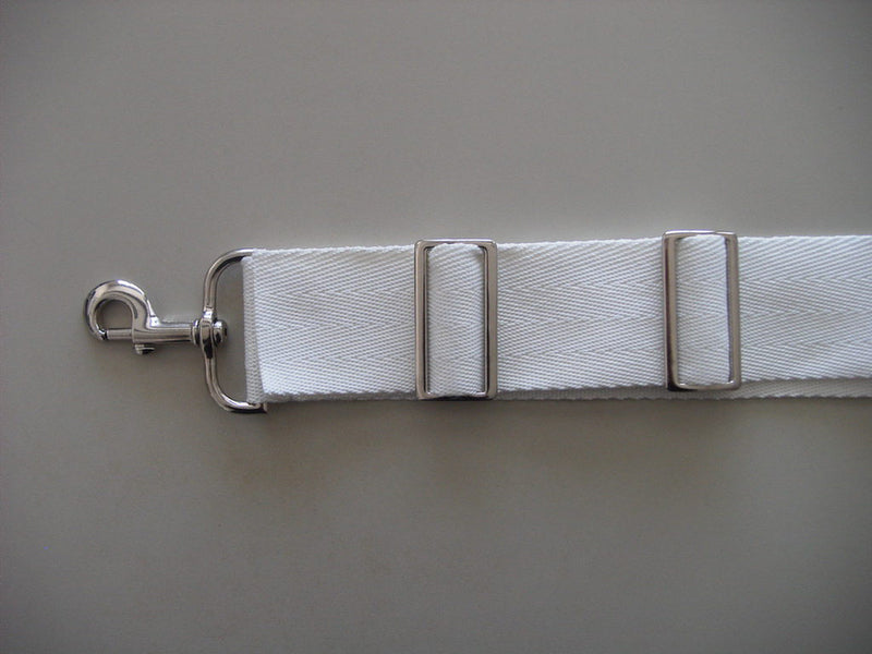 Adjusterband met schuifgespen. Door middel van deze schuifgespen breng je het net op de juiste hoogte. Met de musketonhaak bevestig je het band aan de ondergrond. Dit koop je hier bij de Sportnettenshop