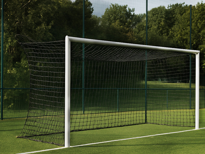 Doelnet voor senioren doel met banen afgewisseld in twee kleuren van rood en wit