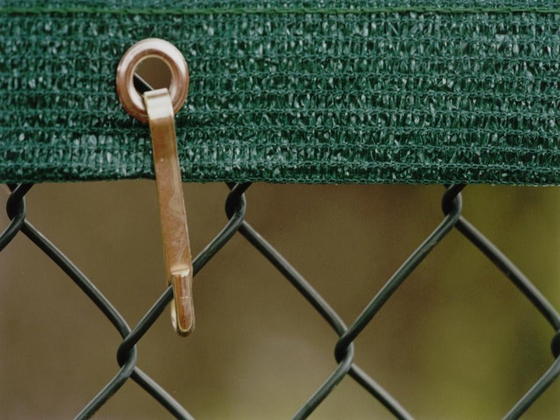 Tennisdoeken worden eenvoudig dmv  haken aan de omheining bevestigd